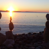 Sculture di sassi sulla spiaggia